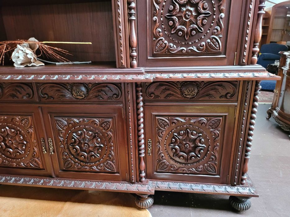 Móvel antigo em madeira maciça toda trabalhada - óptimo