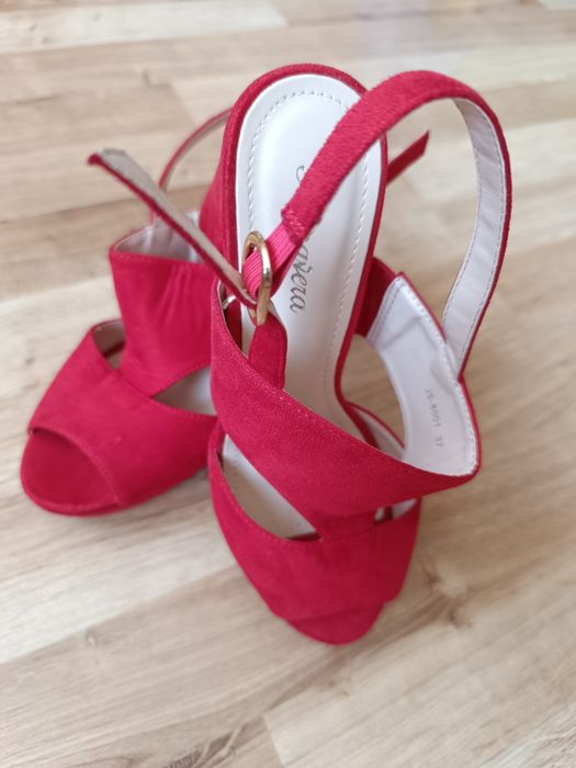 Czerwone buty na obcasie