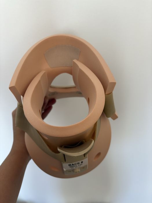 Colar cervical com traquestomia