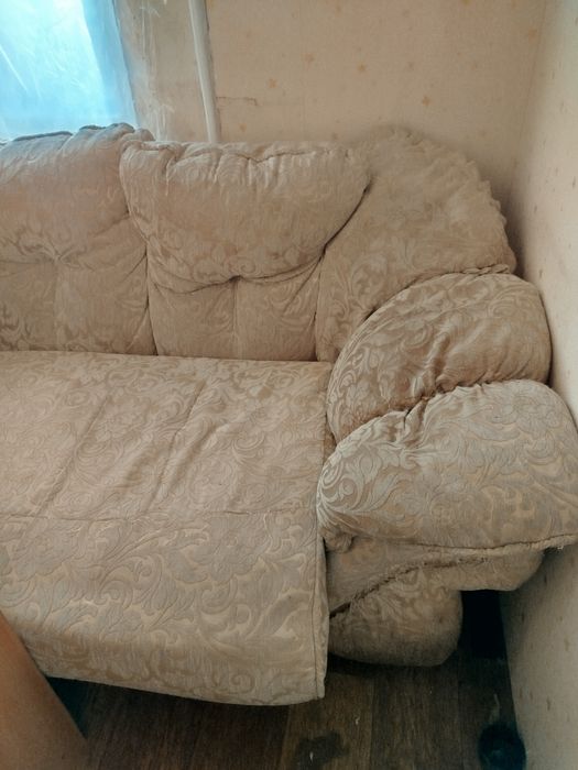 Розкладний диван з кріслами. З дорогого набору .