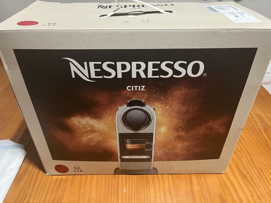 Máquina de café Citiz Nespresso Nova e Na caixa