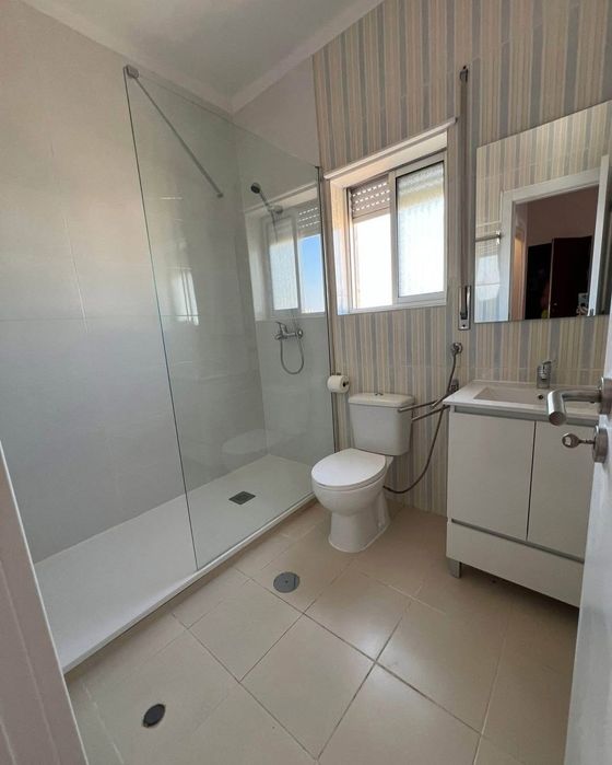 Alugo Quarto Solteiro Vale da Amoreira
