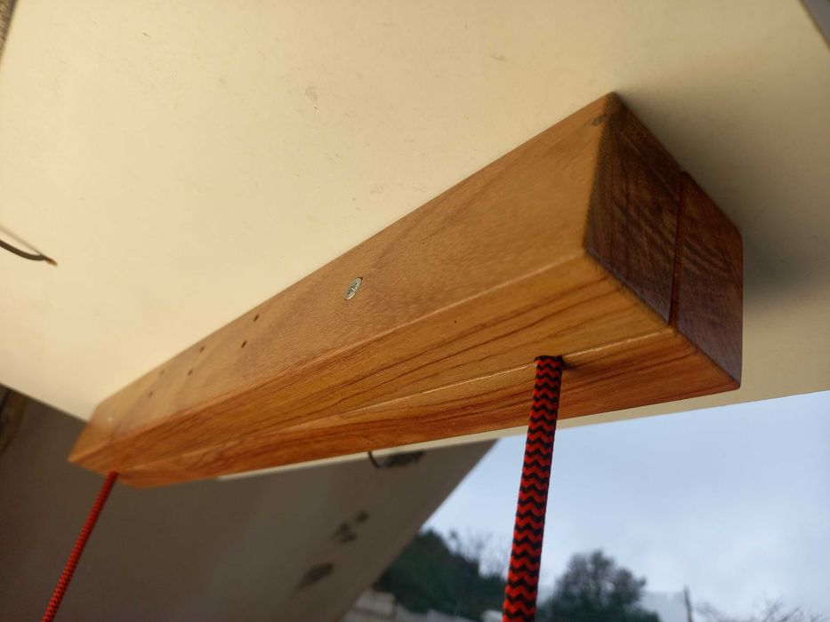 Candeeiro de teto a leds de madeira exótica.