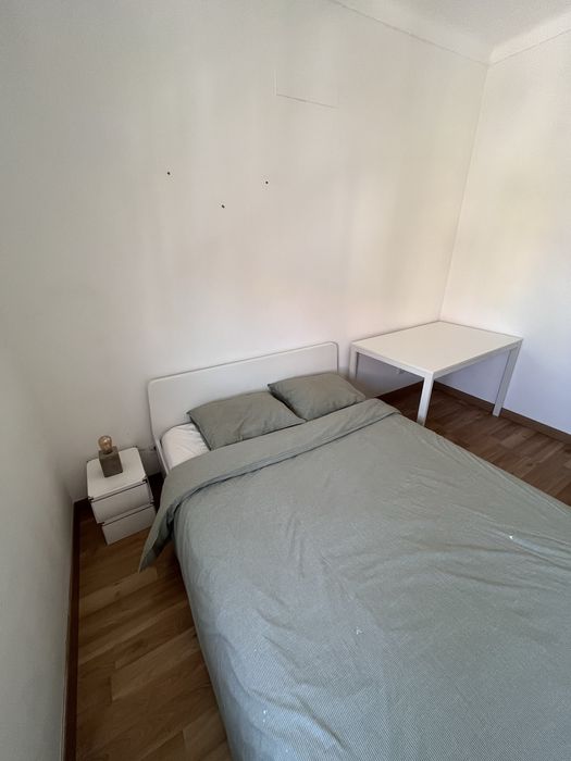 Cama branca Ikea - conjunto completo (cama, estrado e colchao).
