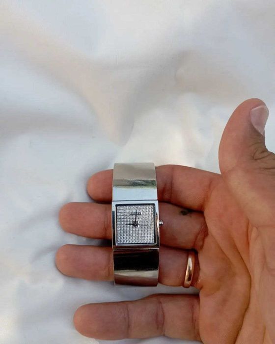 Часы Timex
Часы DKNY