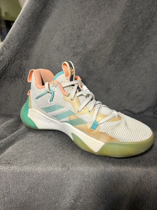 Баскетбольні кросівки адідас