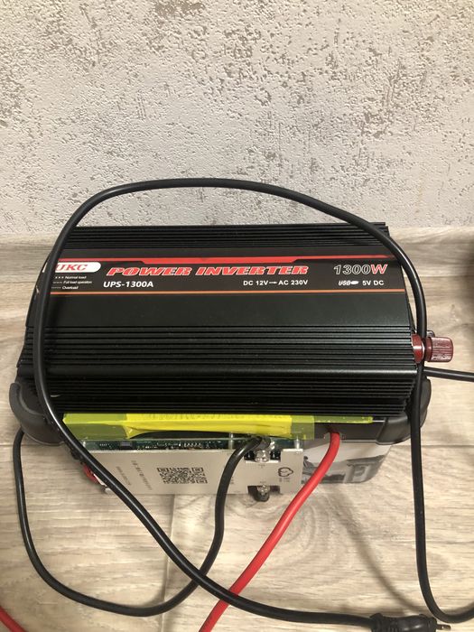 Инвертор 12/220 UKS 1300a UPS с зарядным 15 а