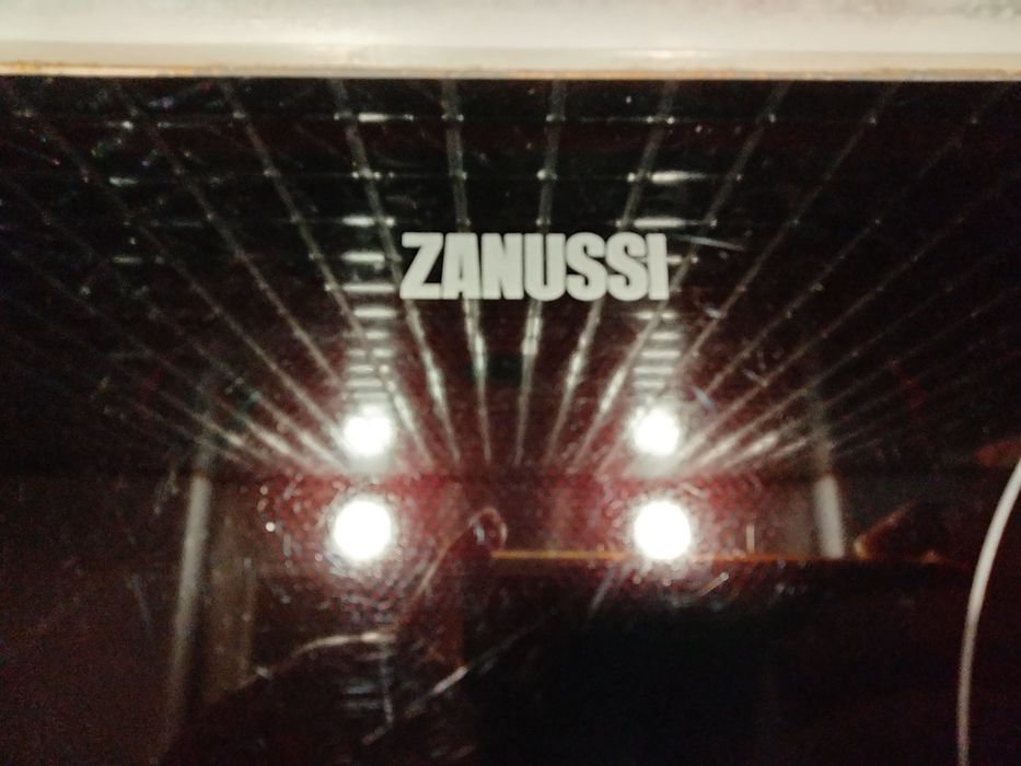 Індукційна варильна поверхня Zanussi. Варочная поверхность.