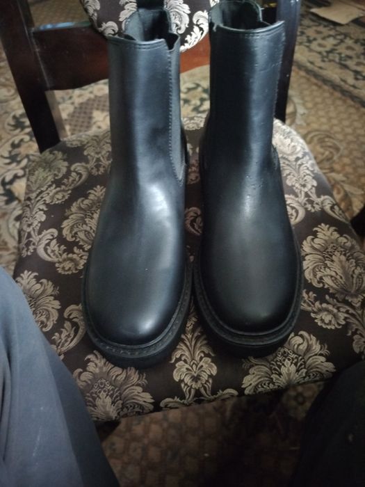 Взуття нове шкіряне варте уваги