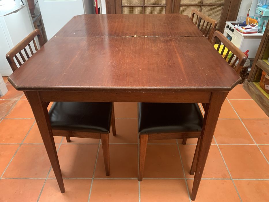 Mesa de refeições e cadeiras