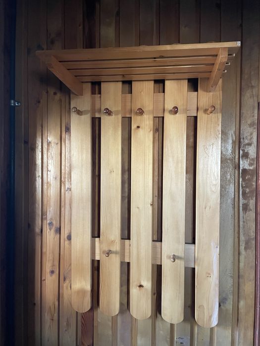 Wieszak z półką 7 drewnianych uchwytów