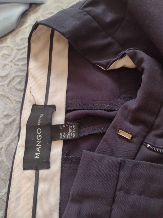 Granatowe eleganckie spodnie Mango 34