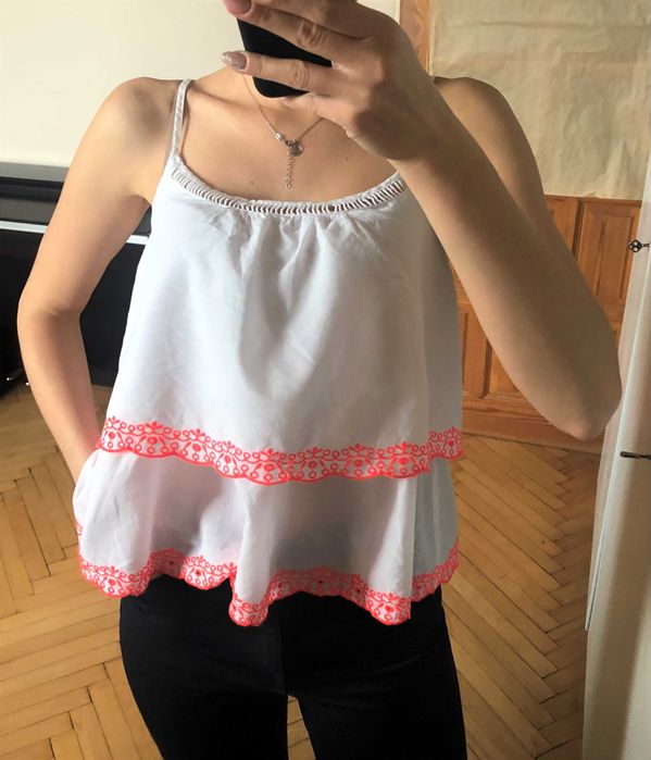 Biała koszulka, top z falbanami, neonowy haft Atmosphere