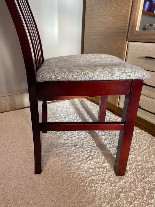 Стільці деревʼяні.