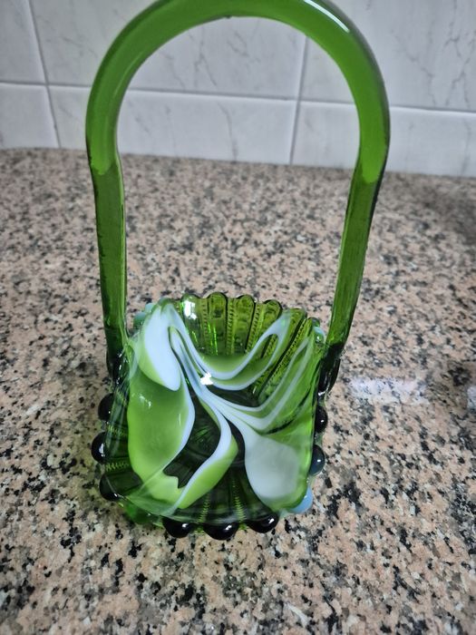 Cesto em vidro verde e branco