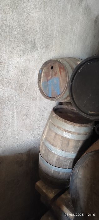 Balseiro e pipas de carvalho.