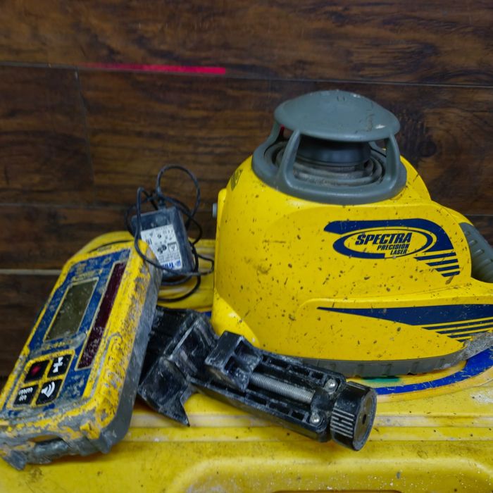 Spectra LL 300 Niwelator Laserowy zestaw