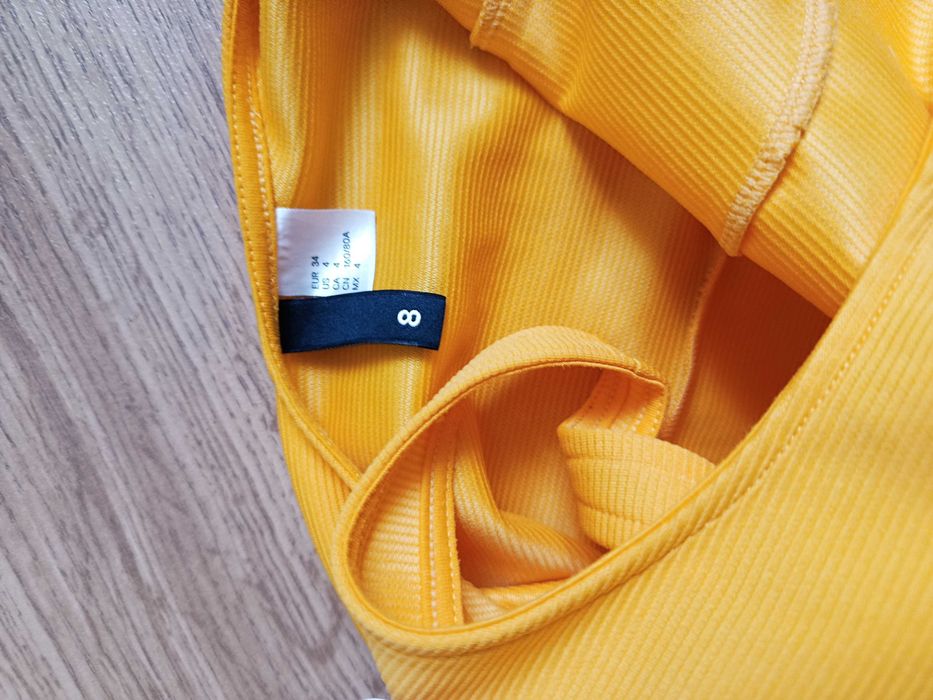 Яскраве плаття сукня