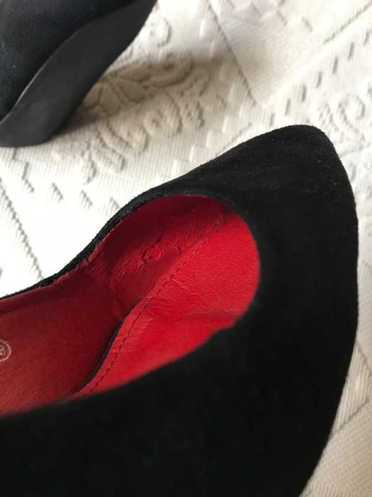 Sapatos pretos stilettos