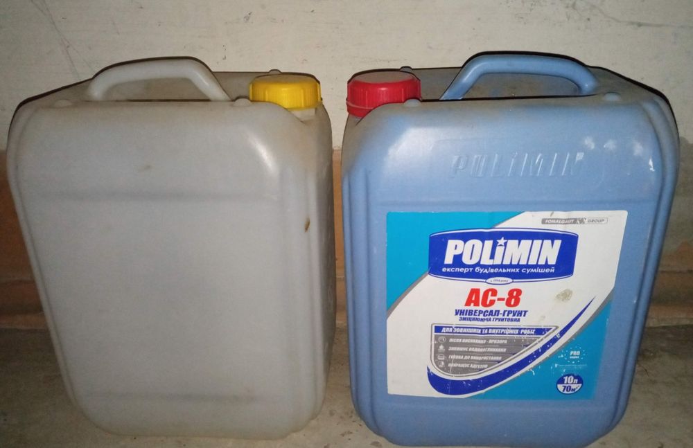 Канистры по 10 литров.