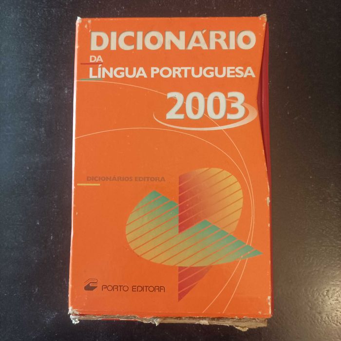 Dicionário de Língua Portuguesa    Edição 2003    Porto Editora    Estado: miolo em excelente estado  Preço: 5 euros