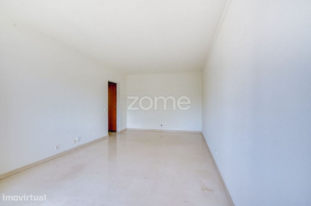 Apartamento T2 com Garagem para Arrendamento - Metro do Campo Grande