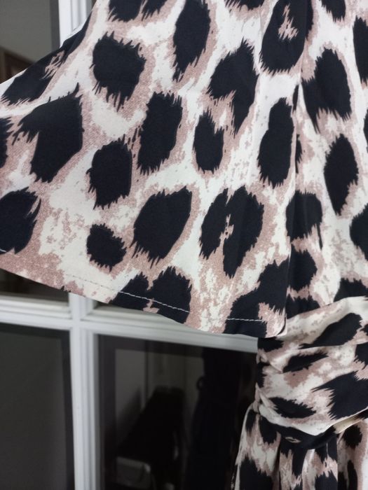 Vestido fresquinho,  elegante, tecido não  amarrota.Novo