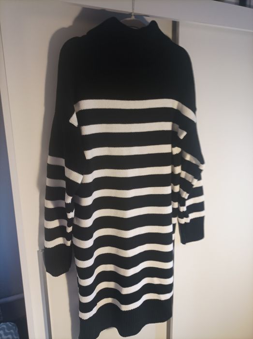 Dzianinowa sukienka w pasy