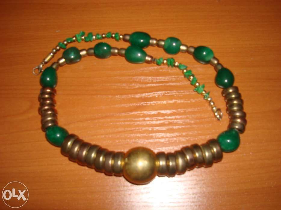 Colar verde e dourado