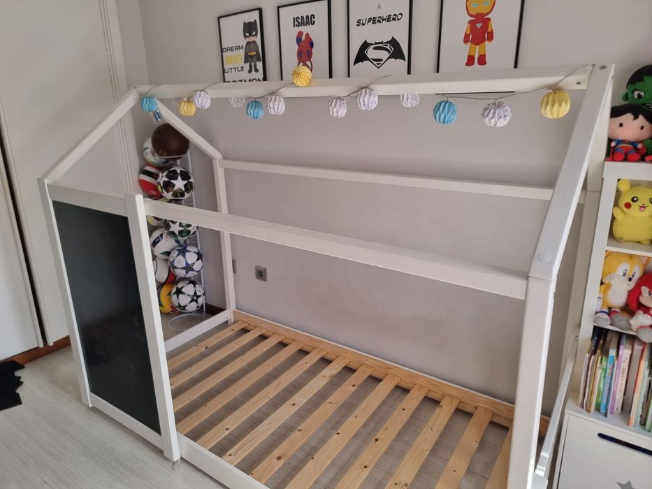 Cama de criança com quadro