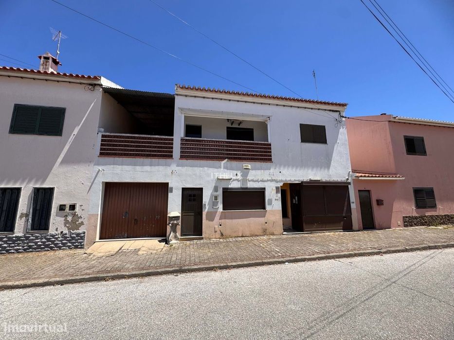 Edifício misto para habitação e comércio, com vista e espaço generoso