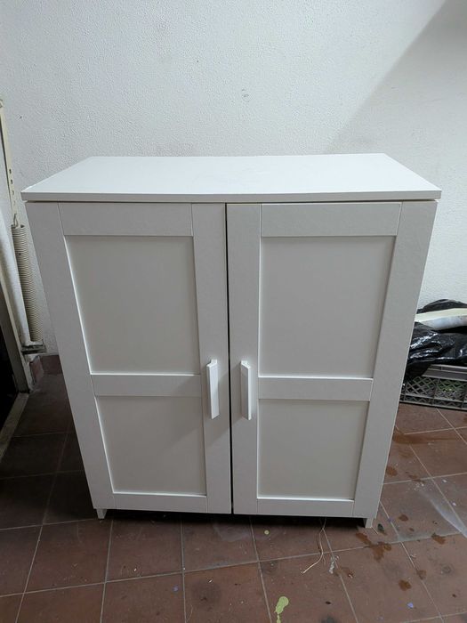 Móvel de duas portas com duas prateleiras do IKEA