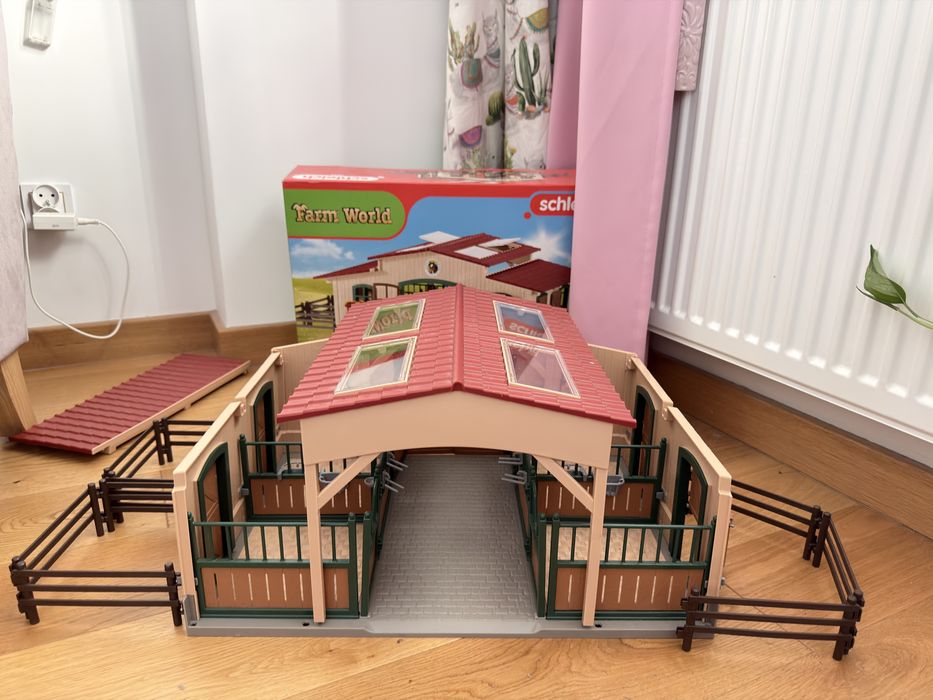 Stajnia Schleich Farm World 42195- zestaw dla miłośników koni