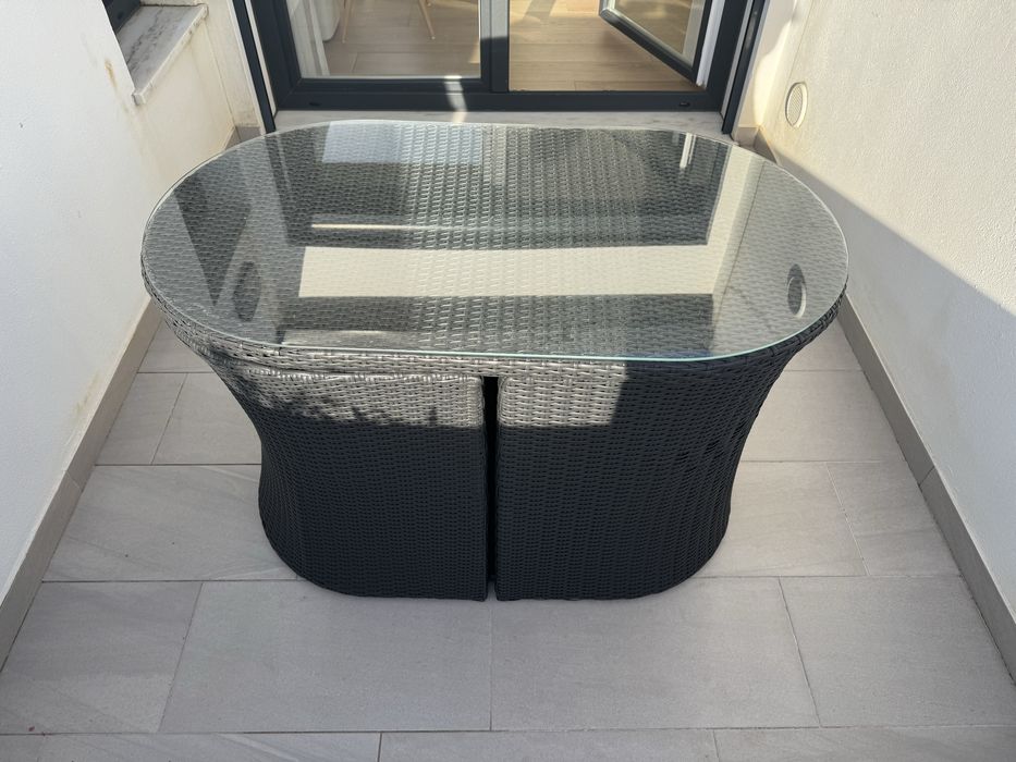 Conjunto mesa com tampo de vidro e duas cadeiras de jardim/exterior