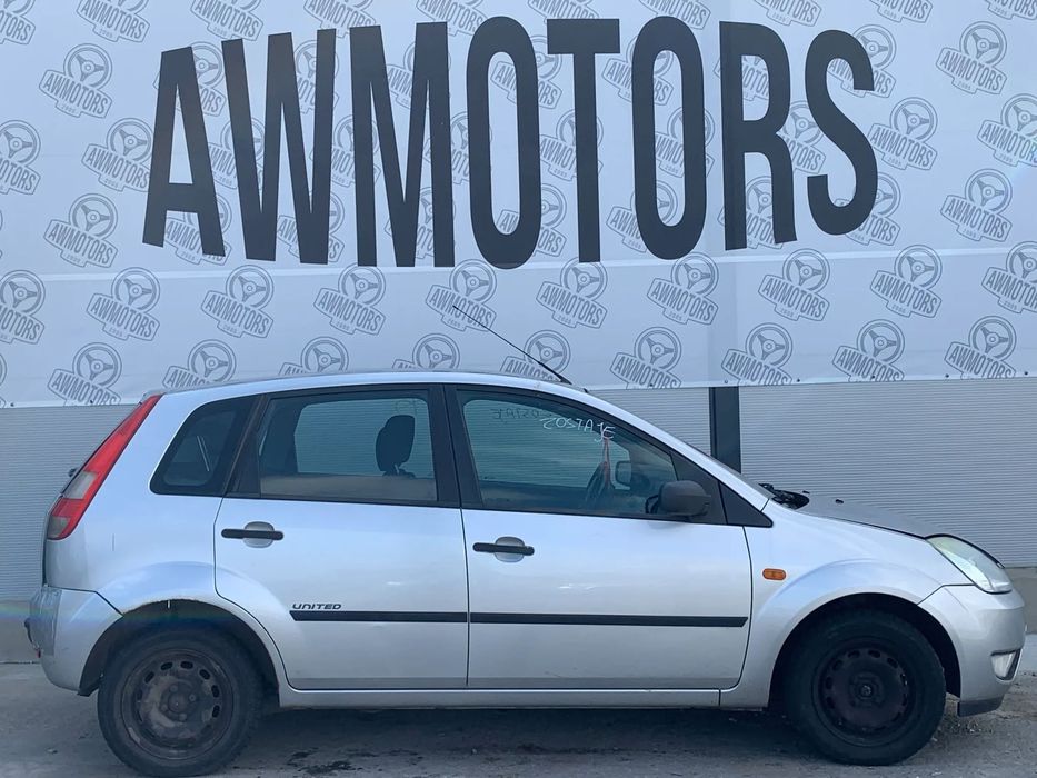 FORD FIESTA 2004 *SAMOCHÓD NA CZĘŚCI* 1534 MASKA, LAMPA, DRZWI, LUSTERKO, ZDERZAK, GRILL, BŁOTNIK, KLAPA, BELKA, DESKA, FOTELE, KANAPA, ĆWIARTKA KIEROWNICA, TARCZE, ZACISKI, ZAWIESZENIE, KOMPLETNY PRZÓD, KOMPLETNY TYŁ, LICZNIK, ZEGARY, PRAWE LEWE PRZÓD TY