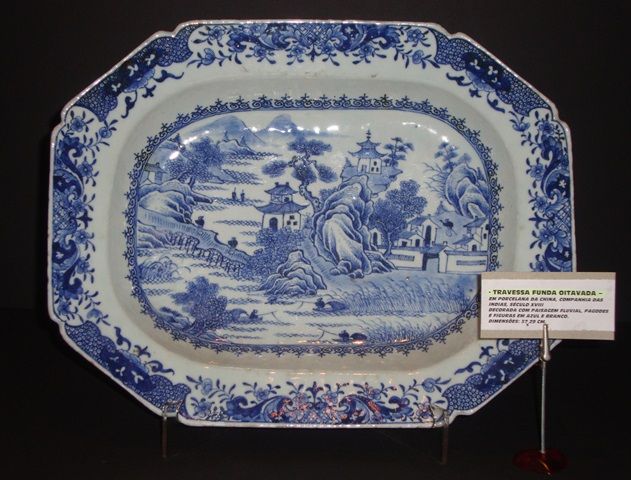 Travessa oval em porcelana C. I.