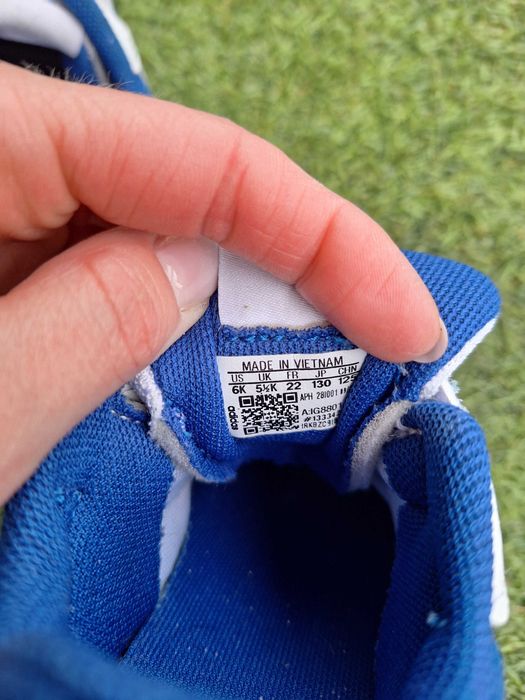 Buty sportowe firmy Adidas chłopięce rozm. 22.