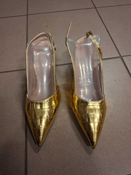 Damskie sandały na obcasie ze szpiczastym noskiem złote Szpilki