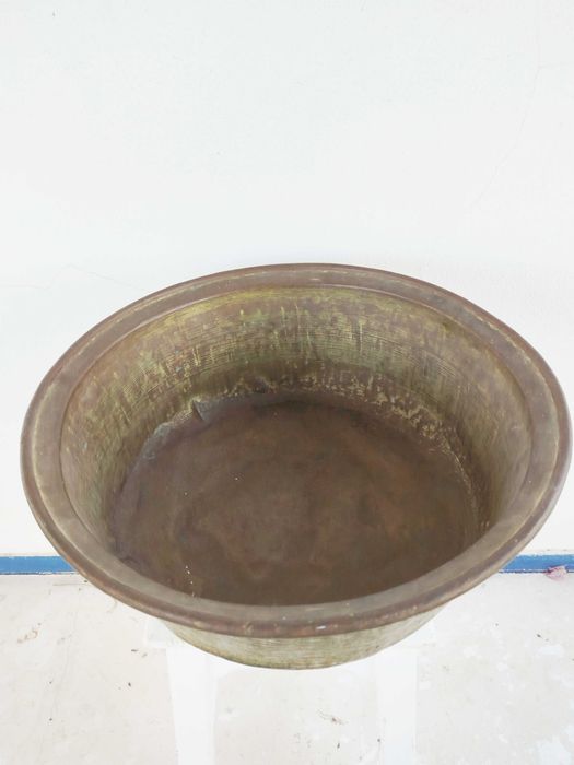 Grande bacia de latão