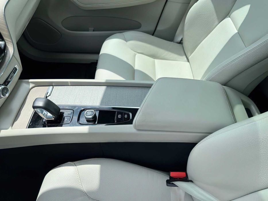 Volvo XC60 B5 Plus Bright Theme      2023