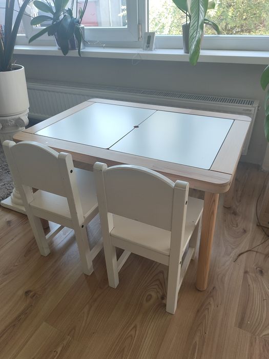IKEA dzieciecy zestaw mebli stolik FLISAT + krzesełka SUNDVIK