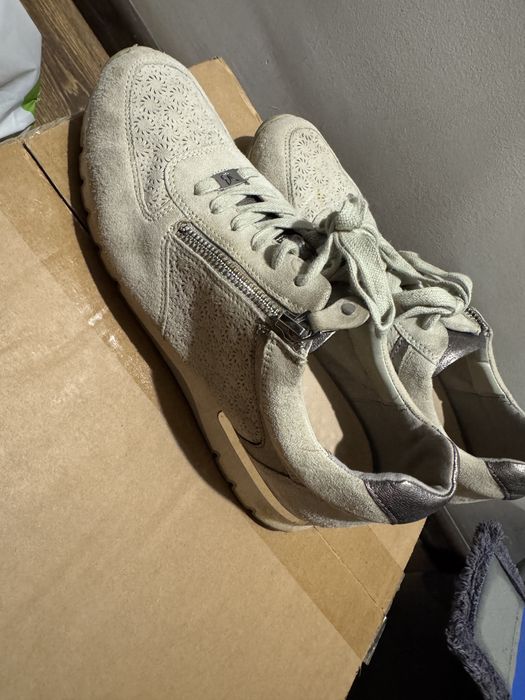 Замшевые кроссовки