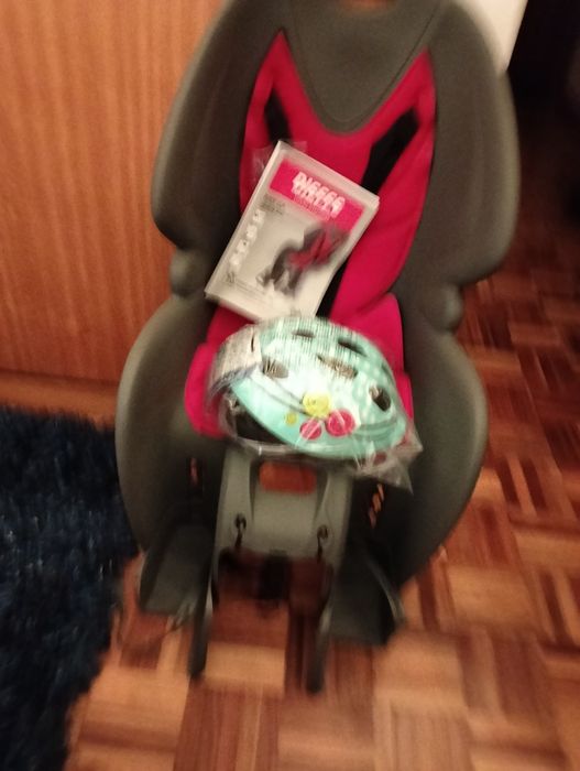 Cadeirinha de bebé para bicicleta com capacete