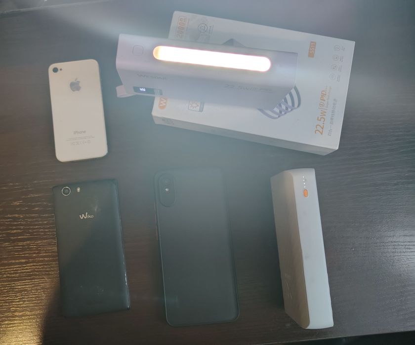 Лот смартфонів і павербанків