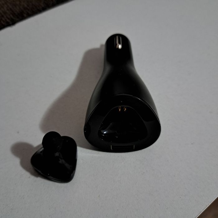 Słuchawka Bluetooth ze ładowarką samochodową.