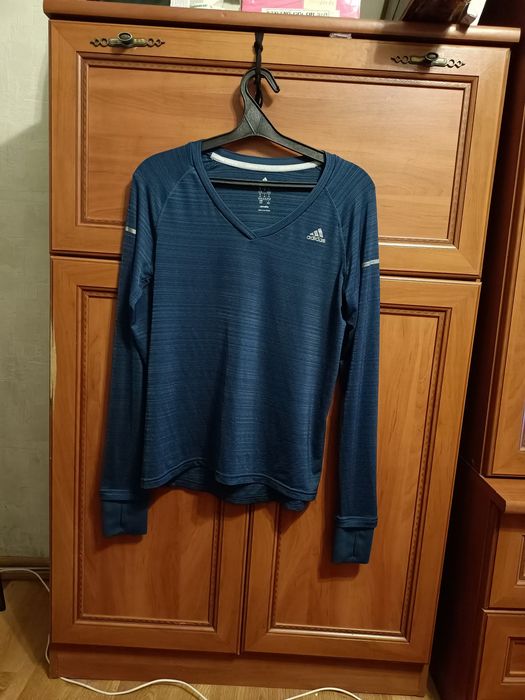 Одежа-кофта adidas.