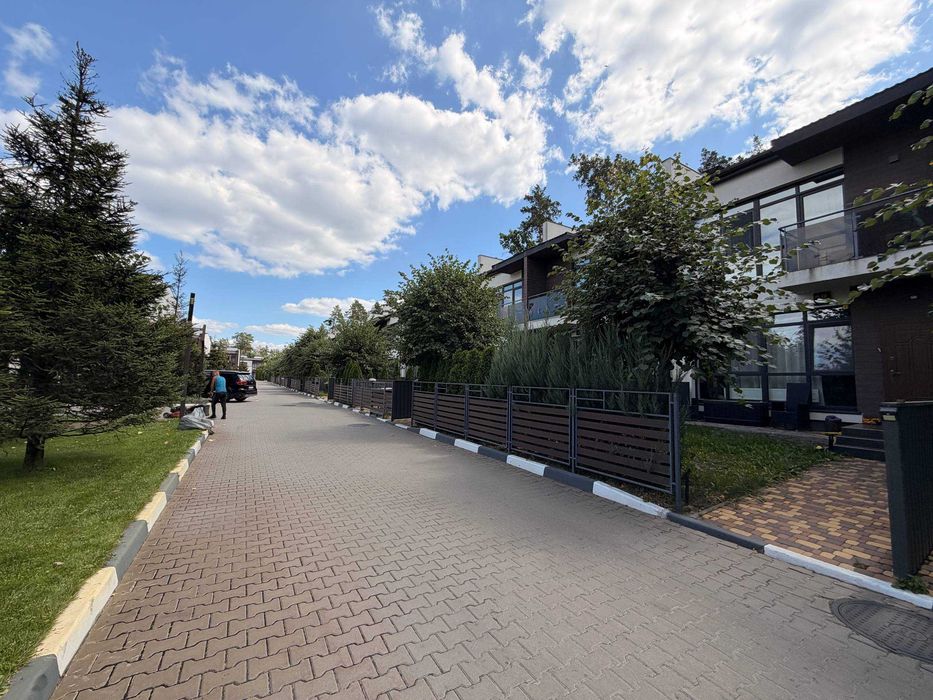 Продаж готового таунхауса з гаражем і відкритою терасою з басейном! Без комісії