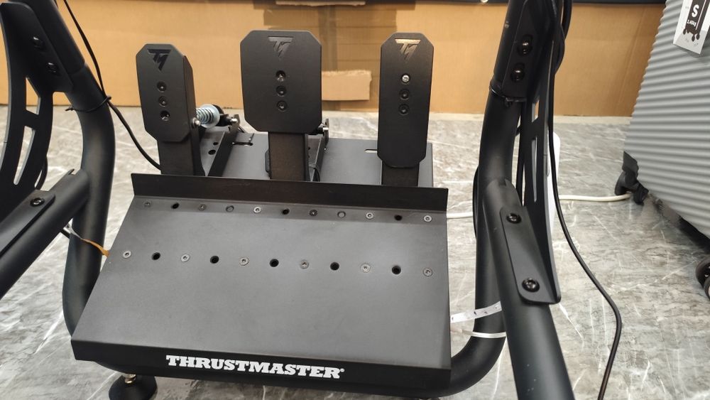 Thrustmaster t818 com volante e pedais