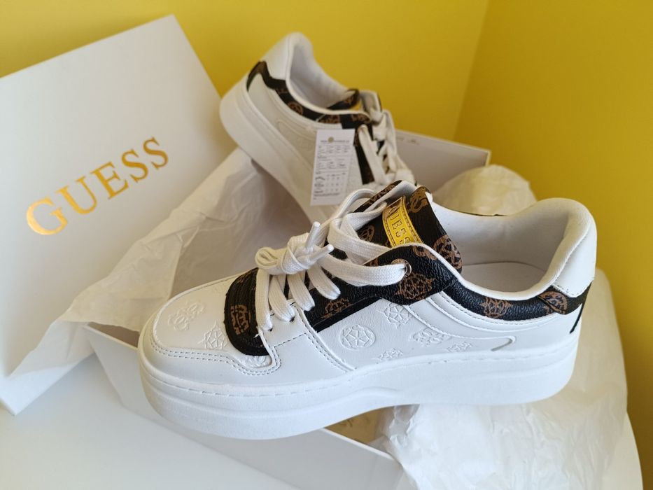Кросівки жіночі Guess