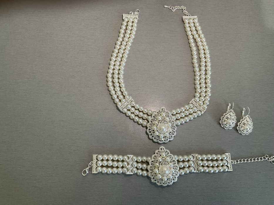 Украшение женское: бусы, серьги, браслет